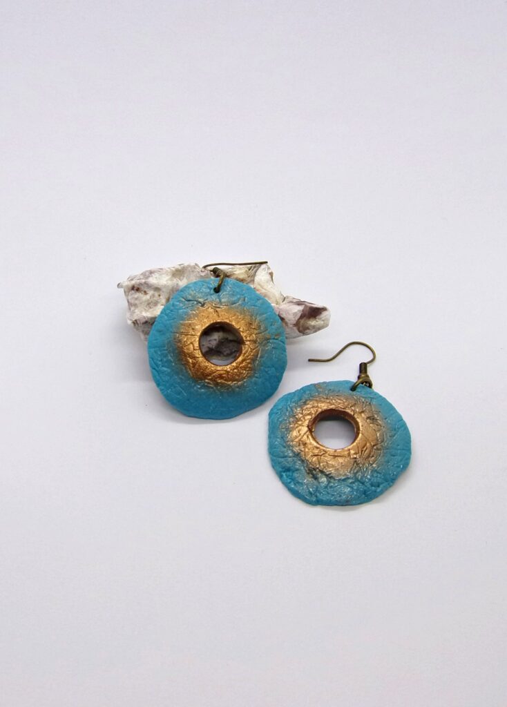 Turquoise-bronze disc